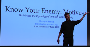 Lance Spitzner holdt et foredrag om historien til Honeynet Project